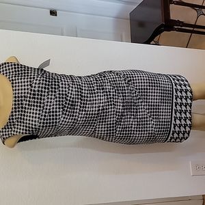 Jessica Simpson elegant dress white and black.